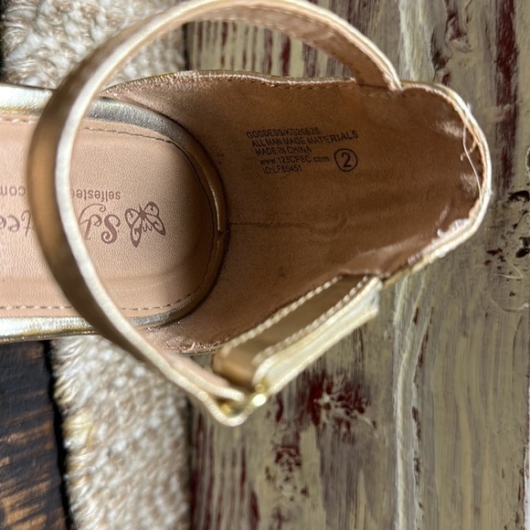 Self esteem size 2 wedges pre worn in excellent condition. Velcro strap - Picture 6 of 7